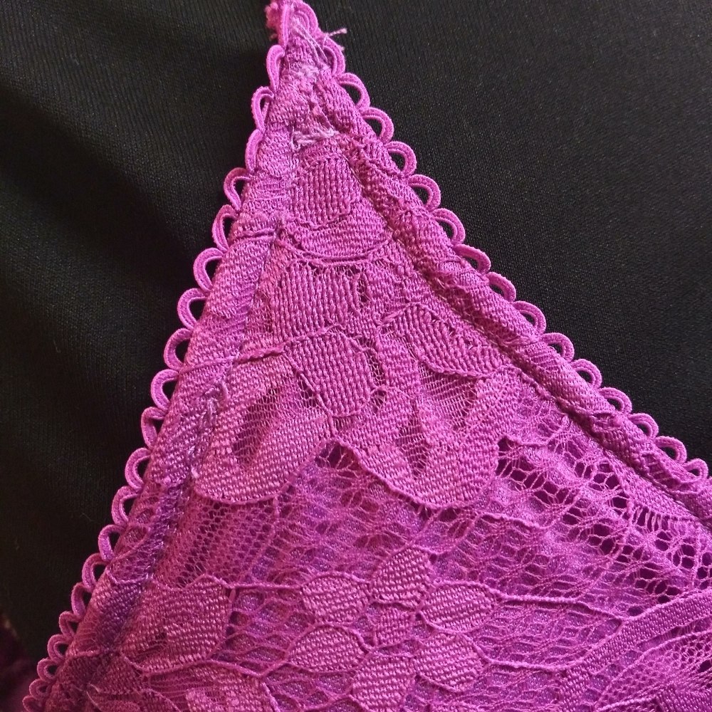 Essue Berry Cold Shoulder Ruffle Detail - Picture 4 of 4